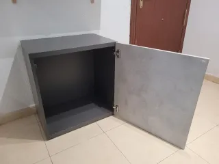 Módulo BESTÅ Ikea Color gris oscuro.