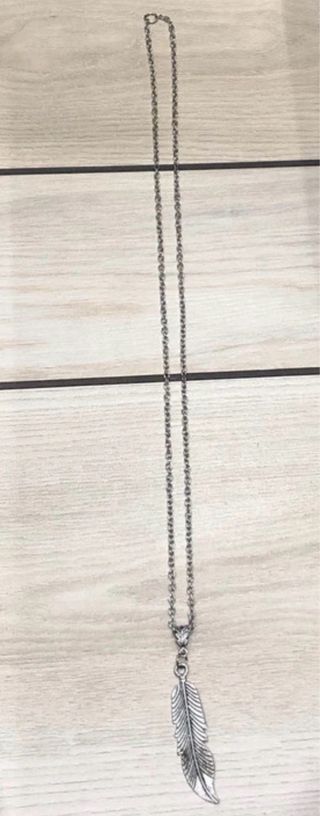 Collana con ciondolo a forma di piuma