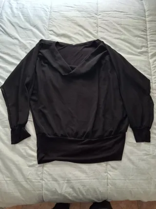 Blusa negra drapeada vaporosa