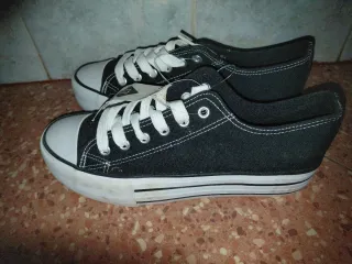 Zapatillas negras con cordones blancos
