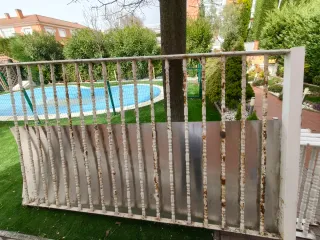 Barandilla separadora metálica