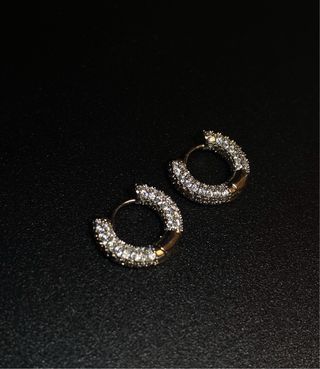 Orecchini ad anello con zirconi