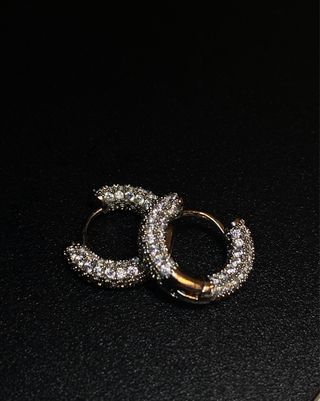 Orecchini ad anello con zirconi