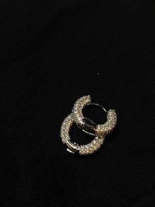 Orecchini ad anello con zirconi