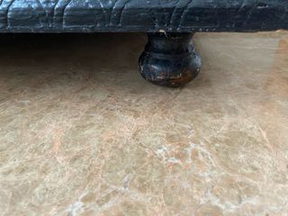 Baúl de madera tallado negro