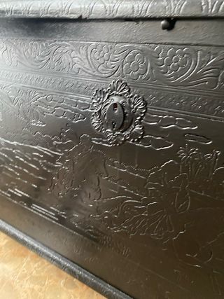 Baúl de madera tallado negro