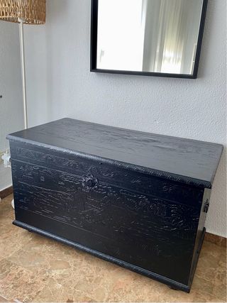 Baúl de madera tallado negro