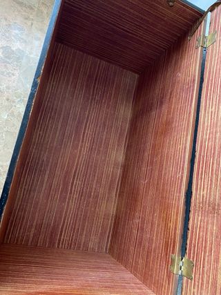 Baúl de madera tallado negro