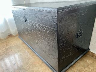 Baúl de madera tallado negro