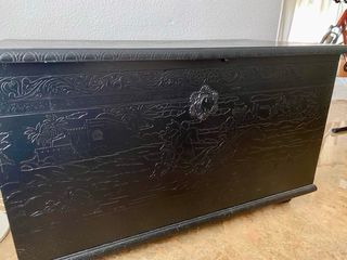 Baúl de madera tallado negro