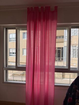 Mesa rosa con candelabros y flores