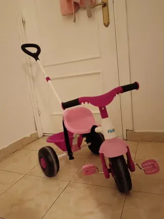 Triciclo infantil rosa con manillar