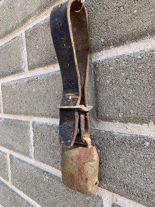 Campana antica con collare in cuoio