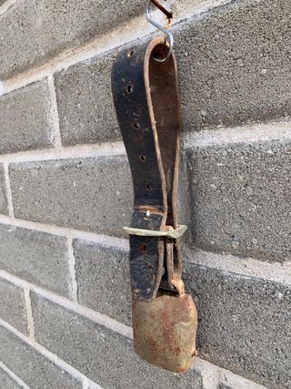 Campana antica con collare in cuoio