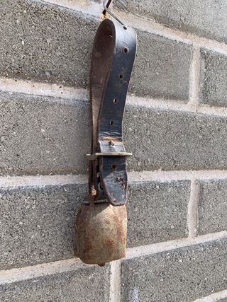 Campana antica con collare in cuoio