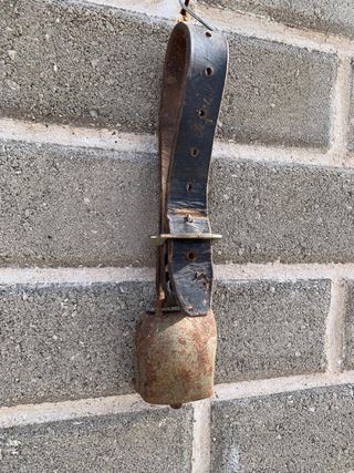 Campana antica con collare in cuoio