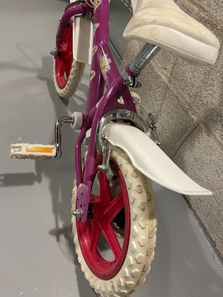 Bicicleta infantil morada con ruedas blancas