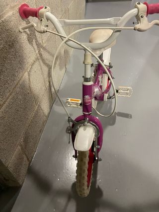 Bicicleta infantil morada con ruedas blancas