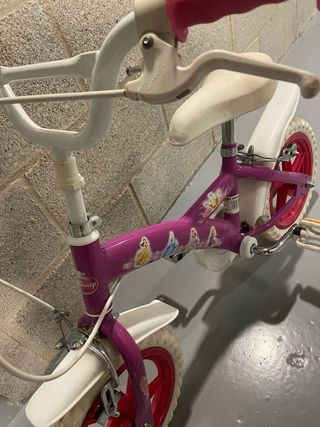 Bicicleta infantil morada con ruedas blancas