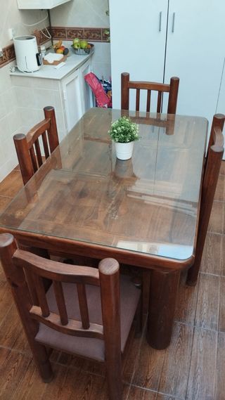 Mesa de comedor de madera con 4 sillas