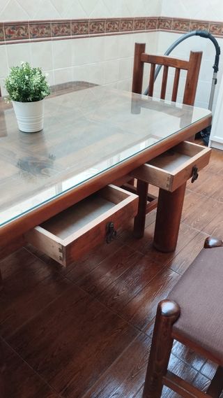 Mesa de comedor de madera con 4 sillas