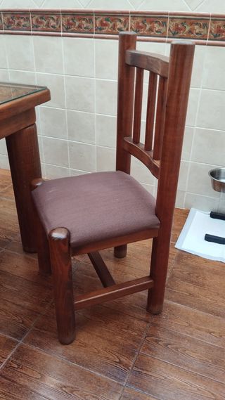 Mesa de comedor de madera con 4 sillas