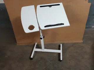 Mesa auxiliar blanca con ruedas