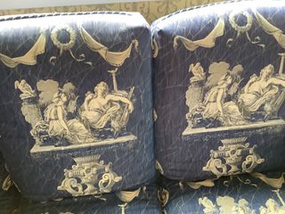 Elegante sofá azul y blanco