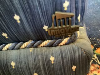 Elegante sofá azul y blanco