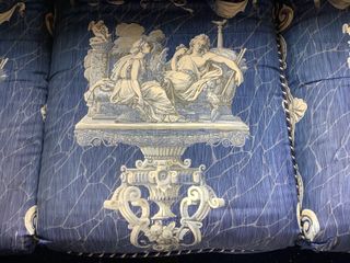 Elegante sofá azul y blanco