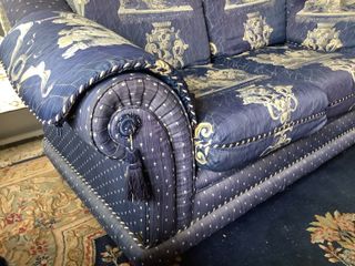 Elegante sofá azul y blanco