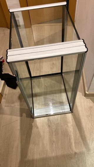 Pecera de cristal con marco plateado