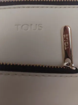 Bolso de mano Tous beige con charms