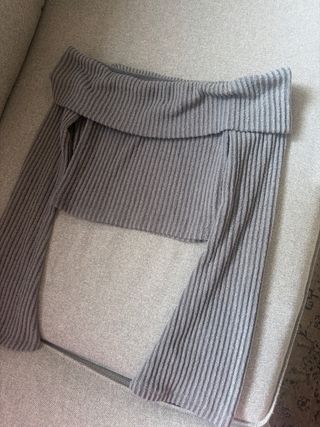 Top gris de punto off-shoulder