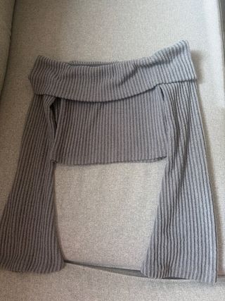 Top gris de punto off-shoulder