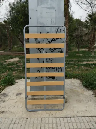 Somier .90x180. Semi nuevo .con patas 15 euros