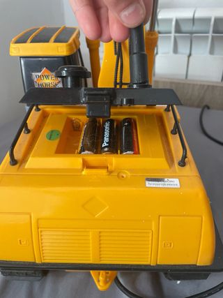 Excavadora de juguete a control remoto