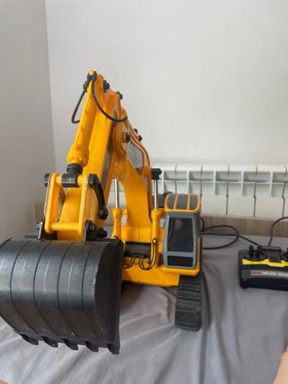 Excavadora de juguete a control remoto