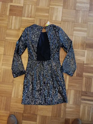 Vestido lentejuelas negro y plateado.