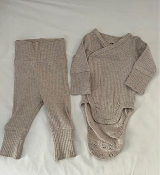 Body cruzado H&M bebé beige un uso. 0-1 mes