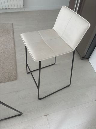 4 Sillas comedor blancas  2 taburetes