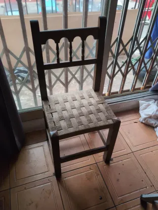 Silla de madera con asiento tejido