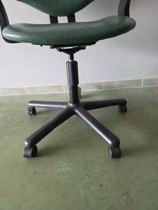 Silla de oficina verde y negra