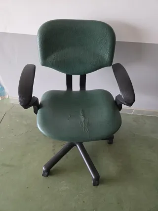 Silla de oficina verde y negra