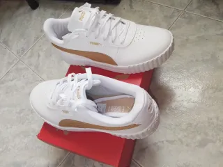 Zapatillas Puma Blancas y Doradas