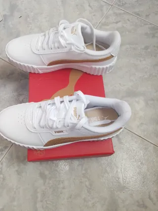 Zapatillas Puma Blancas y Doradas
