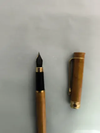 Pluma estilográfica dorada