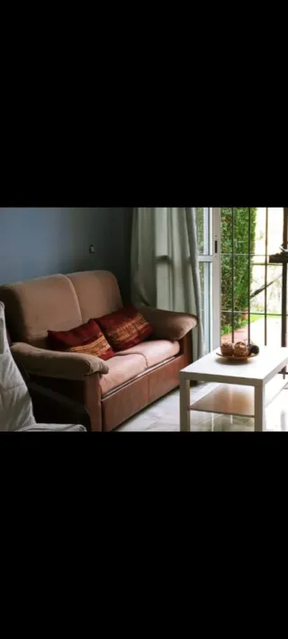 Sofá de tela y piel marrón/rojo