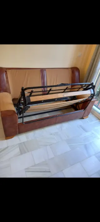 Sofá de tela y piel marrón/rojo