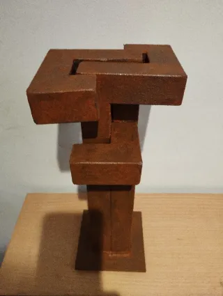Escultura abstracta de metal oxidado